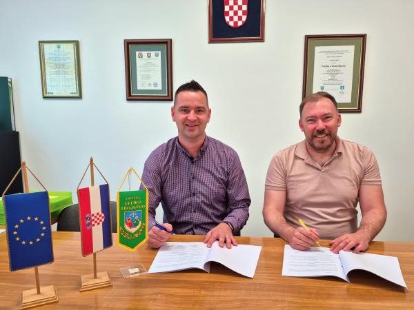 Ugovor_potpisivanje_ograda na groblju u Malom Trojstvu